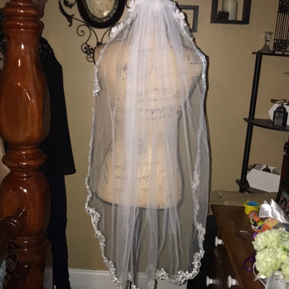 New Beautiful fingertip lace edged veil main image 8